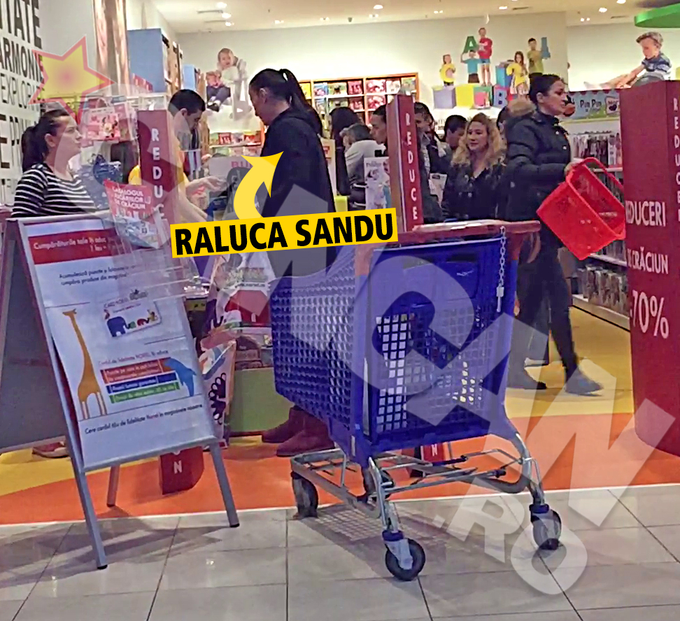 Raluca Sandu a cumparat o multime de jucarii pentru cei patru copii