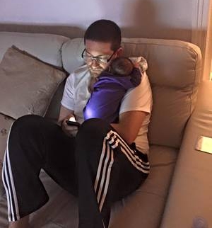 Ziv Tetelman il tine in brate pe baiatul pe care i l-a daruit Raluca (foto:facebook)