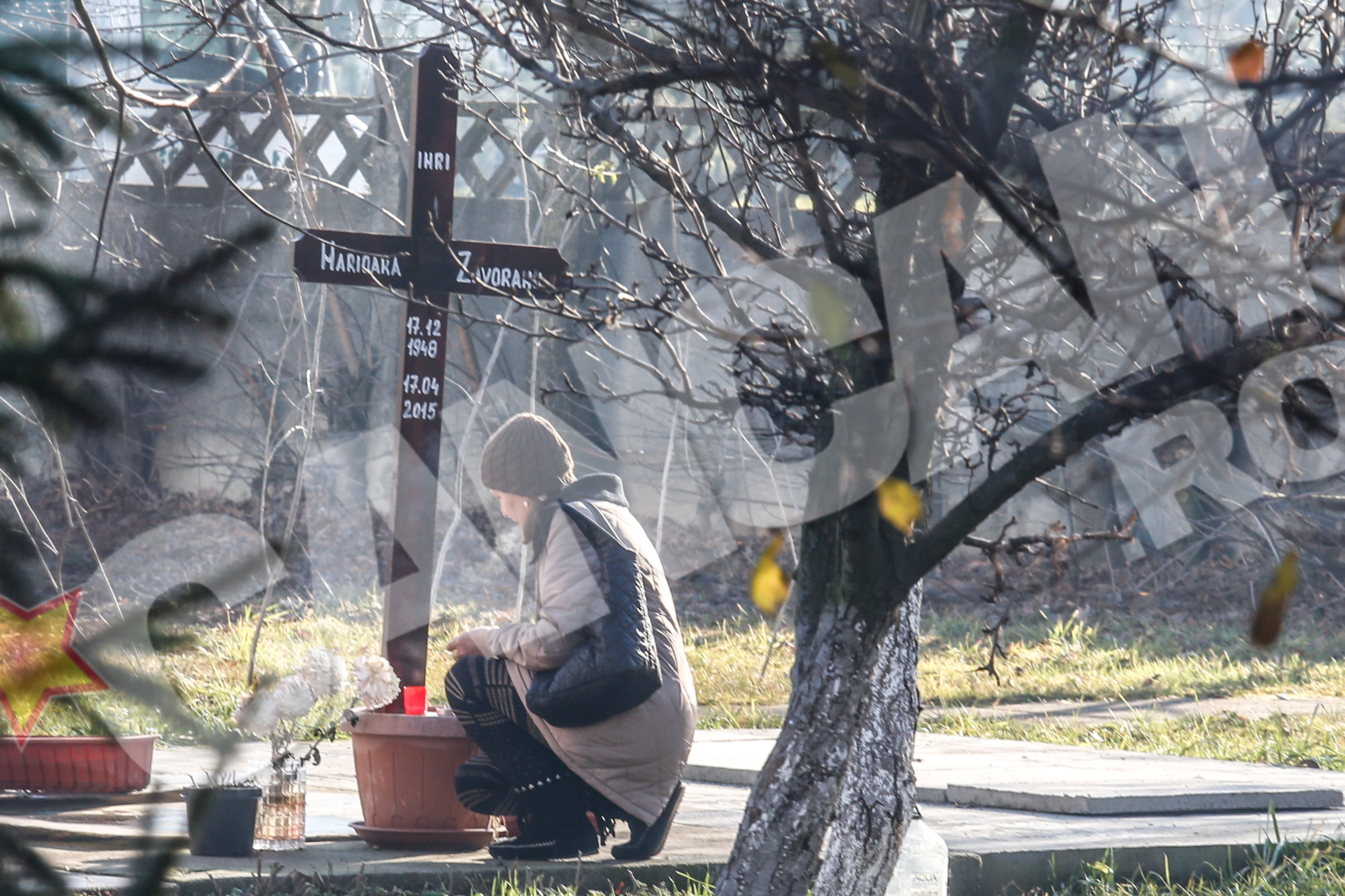 O straina a mers la cimitir la Marioara si a aprins o lumanare