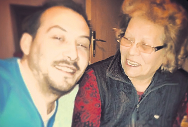Stefan Stan si mama lui (foto:ziarulring.ro)