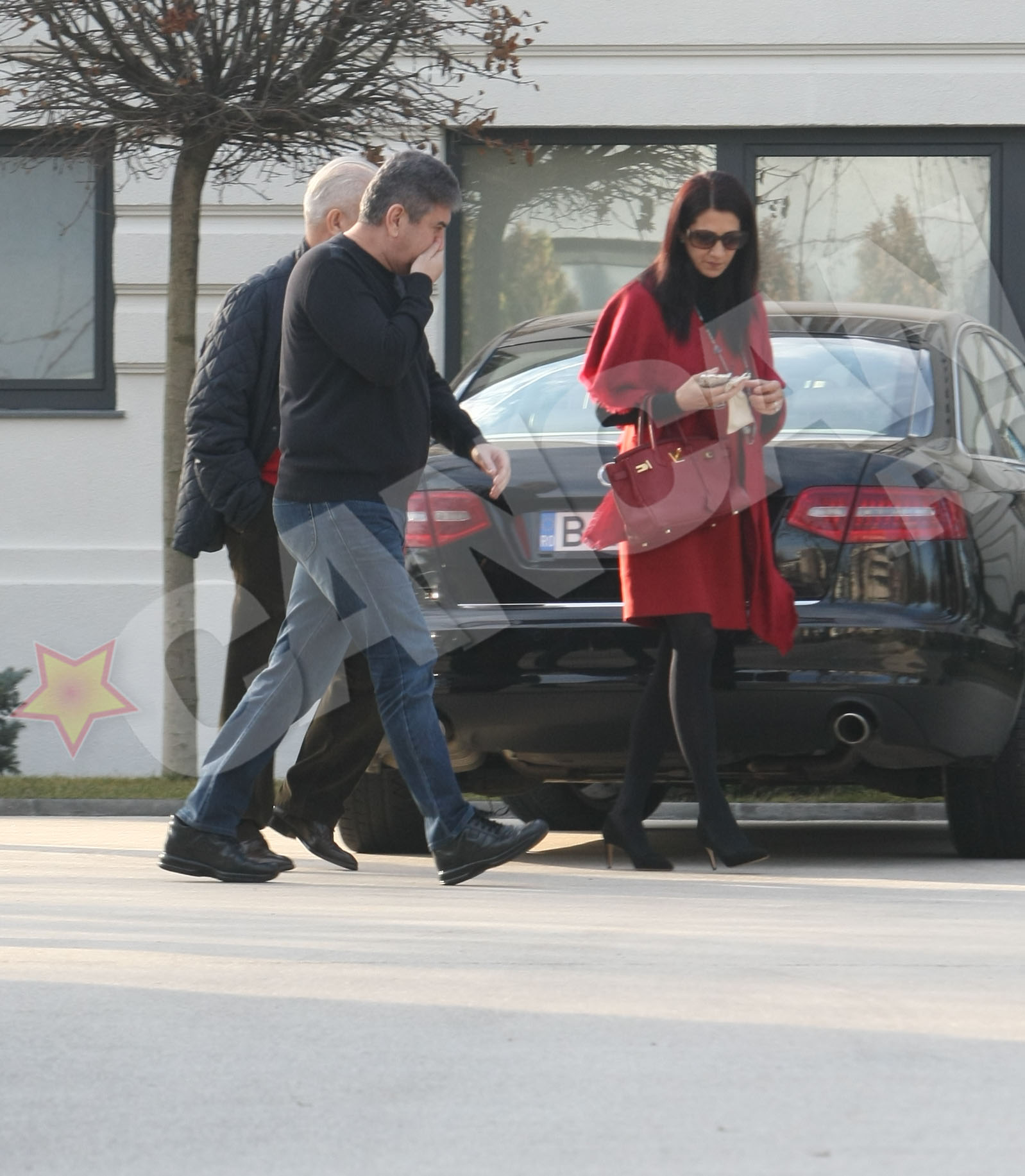 Cei trei merg spre restaurant