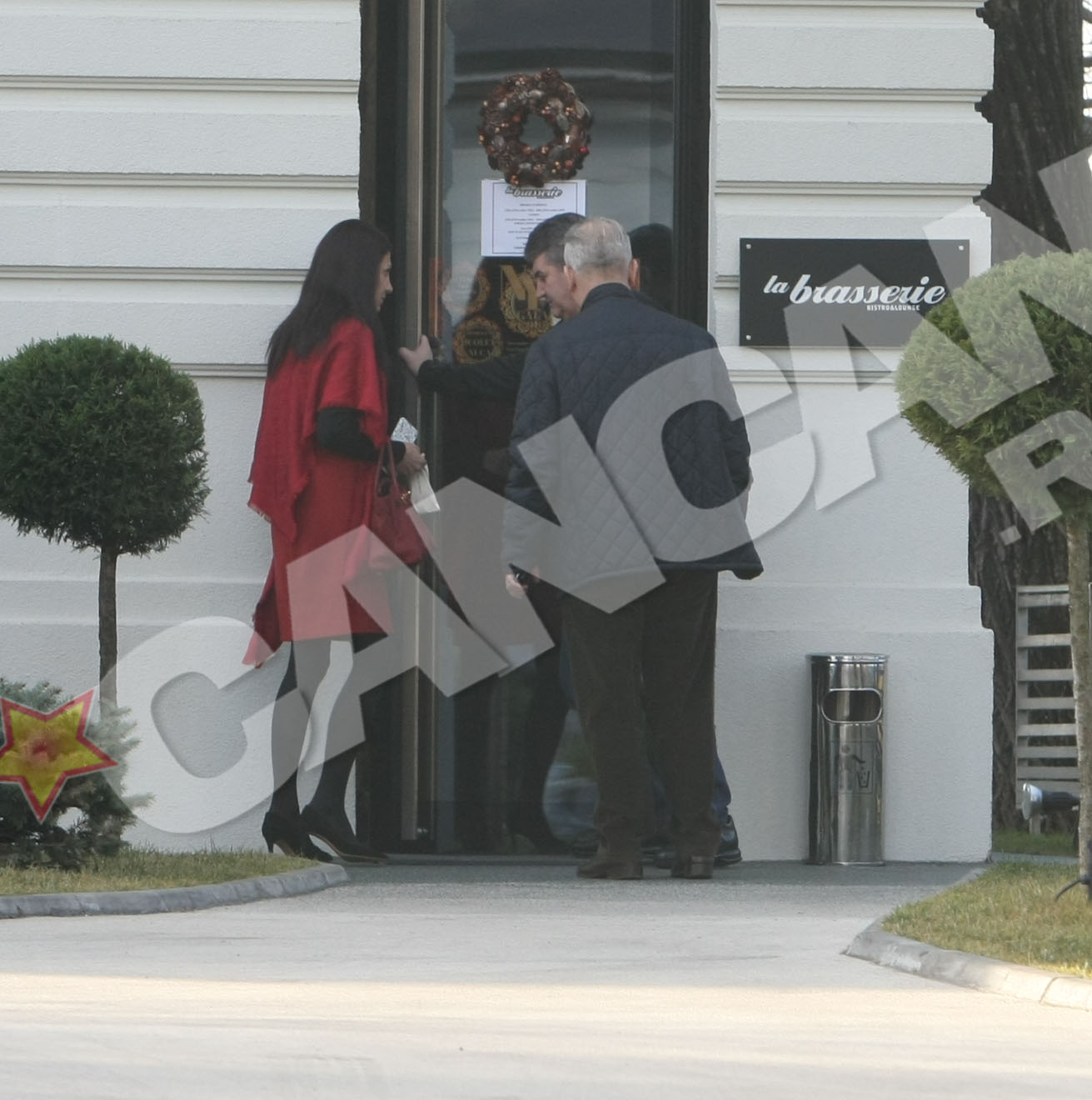 Oprea, extrem de galant cu sotia lui