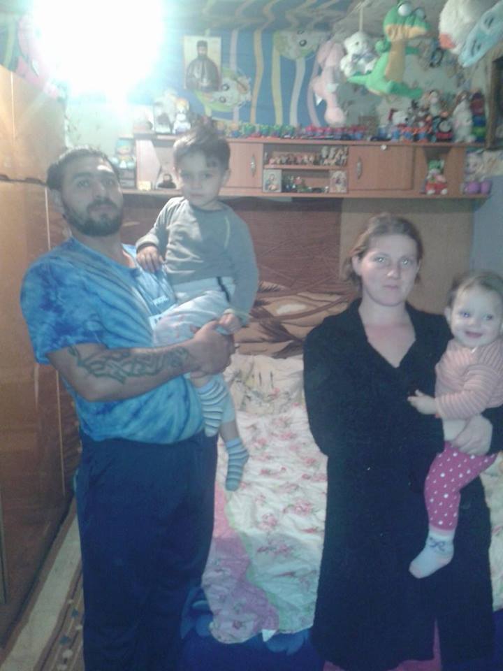 Cei patru dorm intr-o baraca facuta din usi