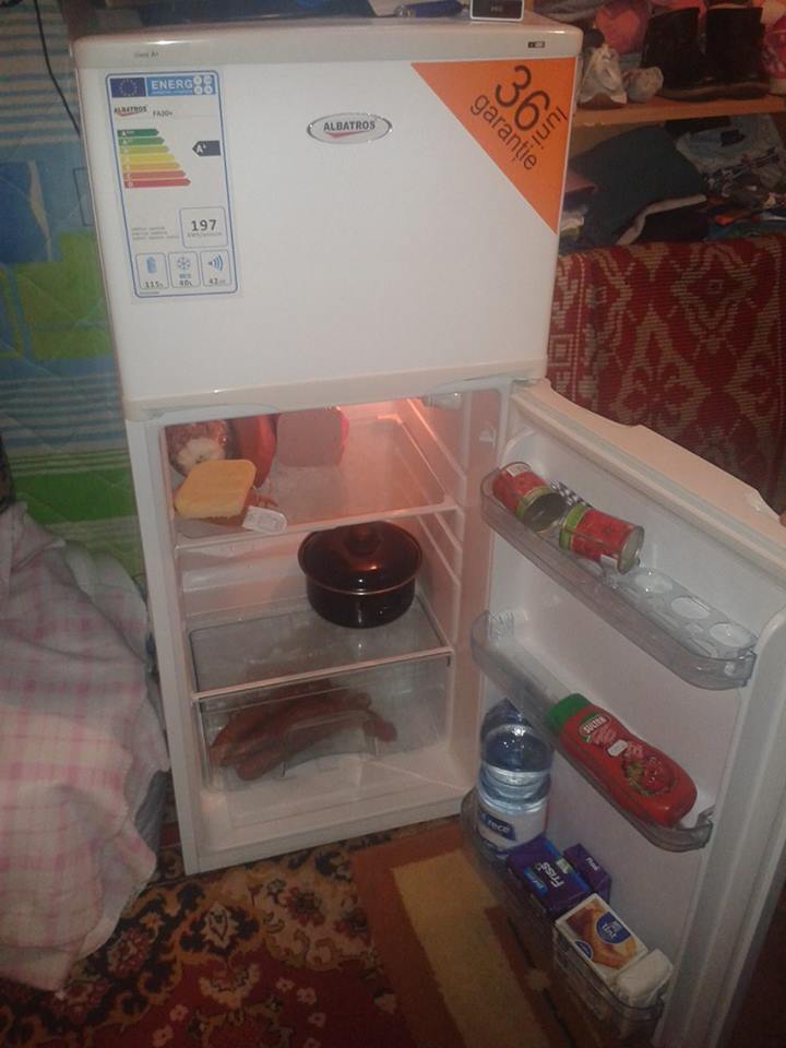 Cu ajutorul Lorei, cei patru au frigider si nu isi mai fac griji ca se strica mancarea