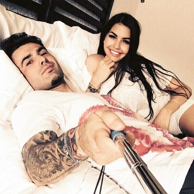 Adrian Mutu si Sandra stau in pat.