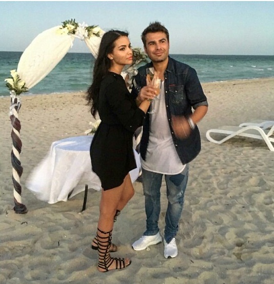 Sandra si Adi Mutu au facut cununia civila pe plaja