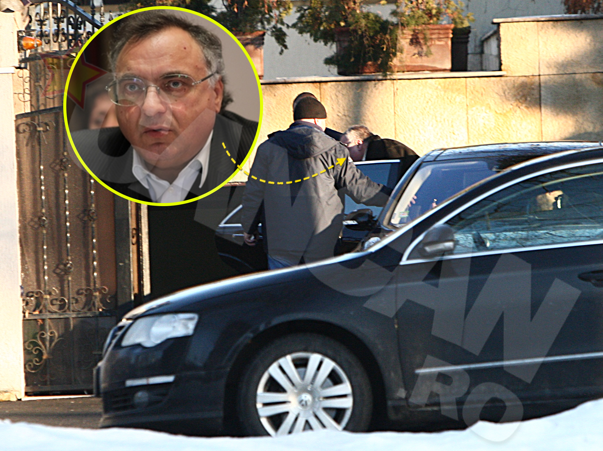 Dan Adamescu iese cu greu din masina