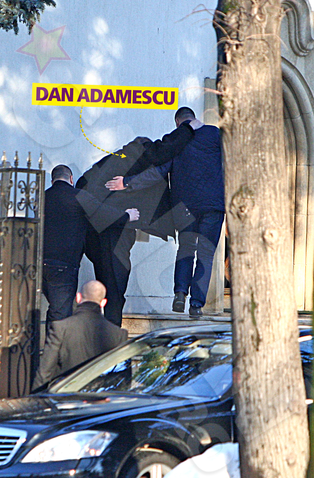 Milionarul este carat pe brate de bodyguarzi