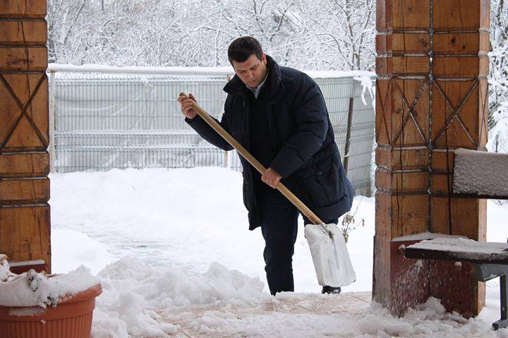 Eugen Tomac a deszapezit aleile din incinta 