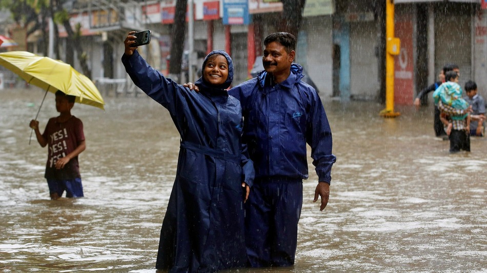 Aceasta familie a ales sa faca selfie in mijlocul inundatiei