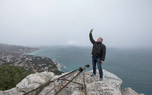 Un turist s-a incumetat sa-si faca o poza, aplecandu-se deasupra prapastiei