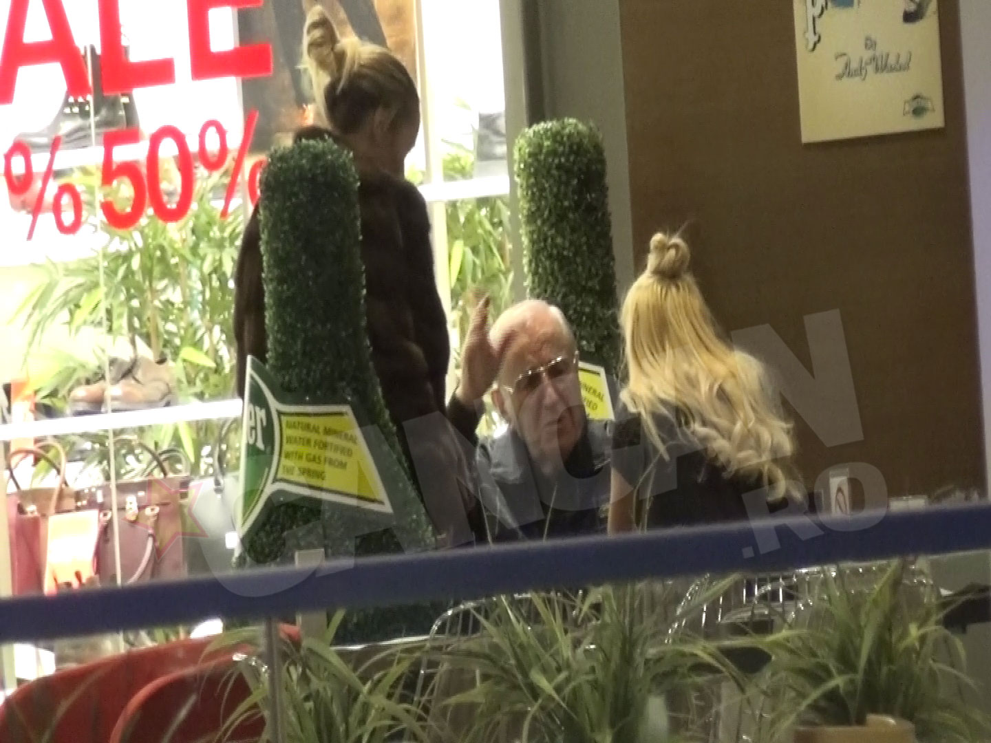 Viorel Paunescu gesticula ca sa se faca mai bine inteles