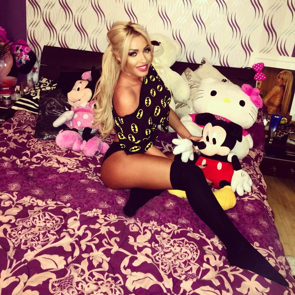 Loredana Chivu in pat cu un ursulet de plus