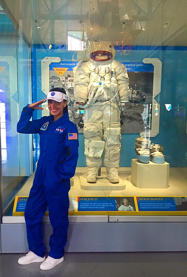 Bruneta este in vacanta, in America