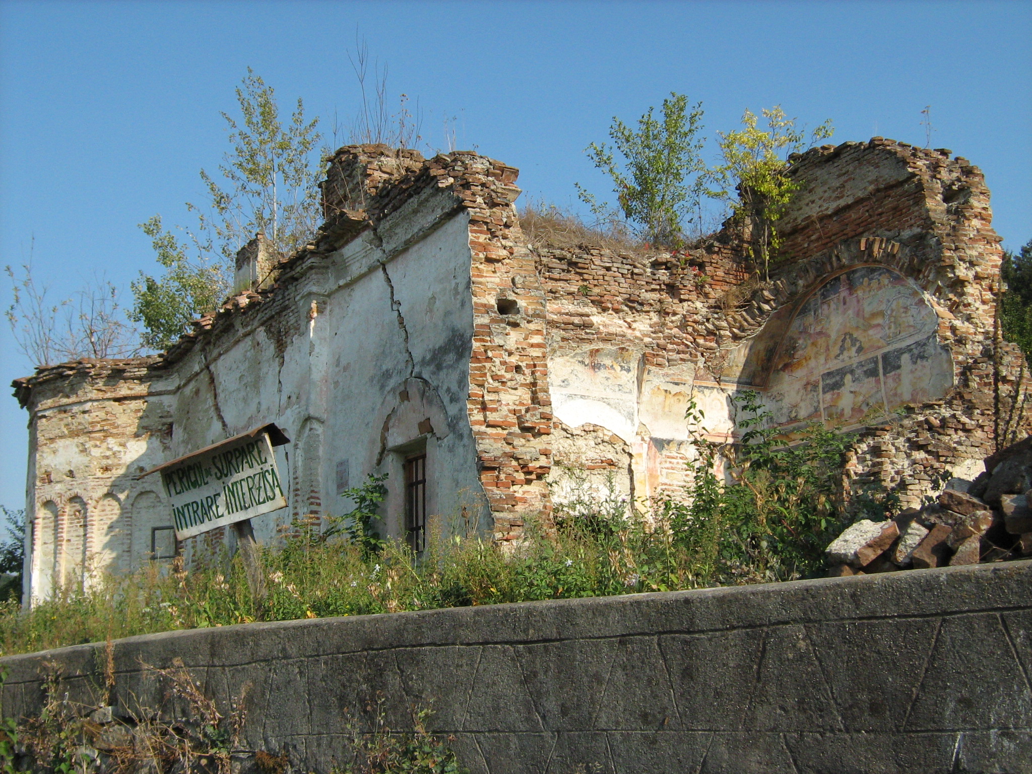 Picturile de pe pereti au scapat neatinse in ruinele Bisericii Ocnele Mari