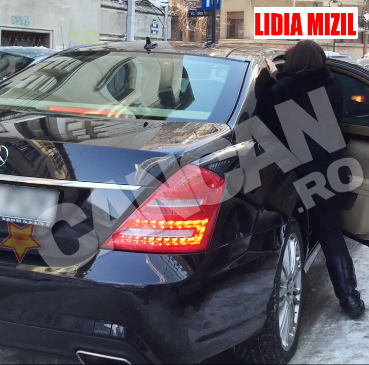 Mama Oanei Mizil se plânge că n-are din ce plăti chiria, dar îşi permite, în schimb, limuzină cu şofer