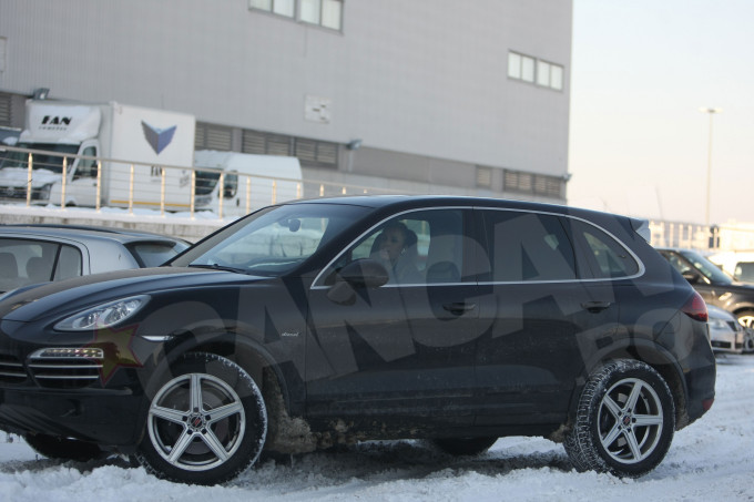 Cayenne-ul are încălzire în scaune şi piele în interior, dar nu te ţine noaptea în braţe înainte să adormi. Diana Munteanu s-a ales cu maşina (cel puţin temporar), iar Gureşoaie cu posesorul ei.