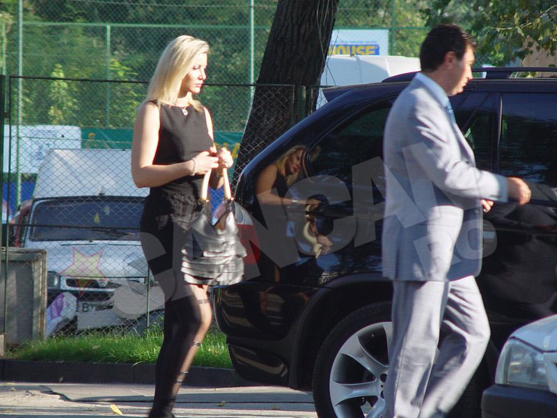 Cei doi se indreapta catre masina dinamovistului