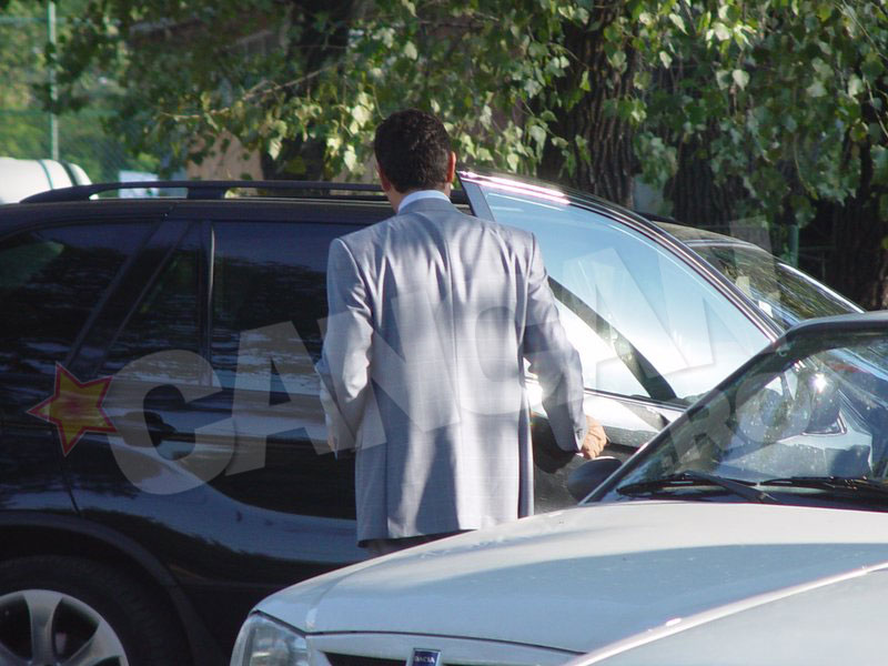 Cristi a ajutat-o sa urce in masina