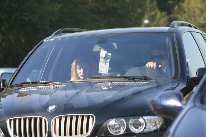 Cei doi indragostiti poarta o discutie