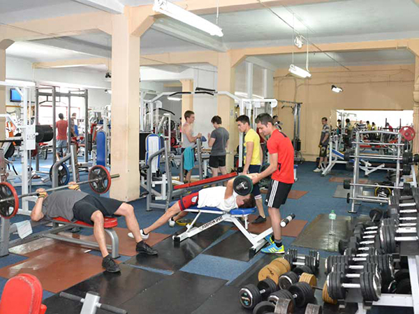 Pentru a arata cat mai bine atat femeile cat si barbatii aleg sa mearga la sala de sport