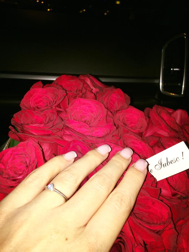 Andreea Tonciu poarta pe deget inelul primit de la iubitul ei