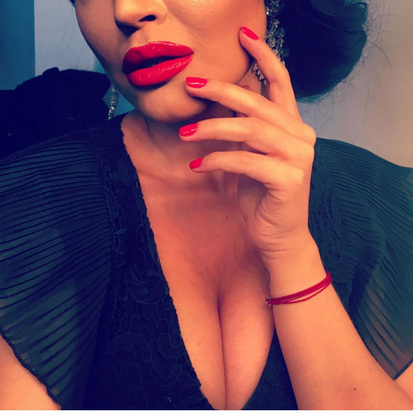 Mantea a vrut sa-si scoata formele in evidenta