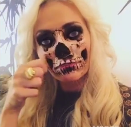 Delia si-a luat in serios rolul de zombie