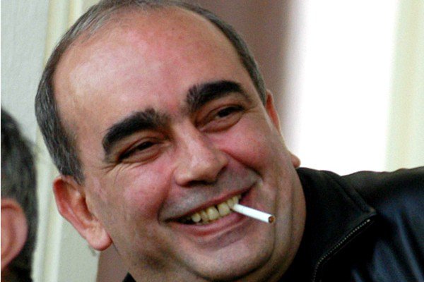 Gigi Netoiu sudeaza tigarile, desi sustine ca a suferit un infarct