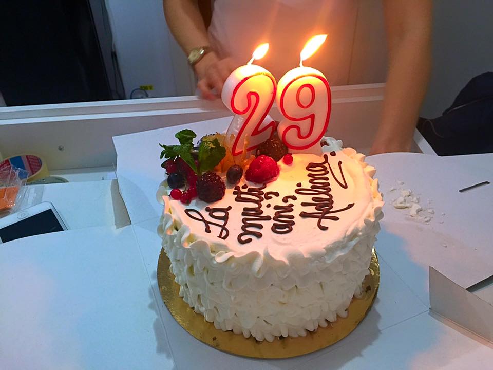 Prietenii i-au adus si un tort