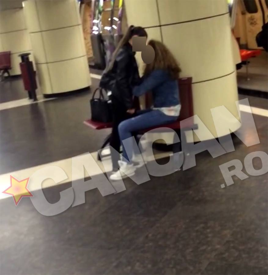 Una dintre fete ii baga mana pe sub bluza celeilalte