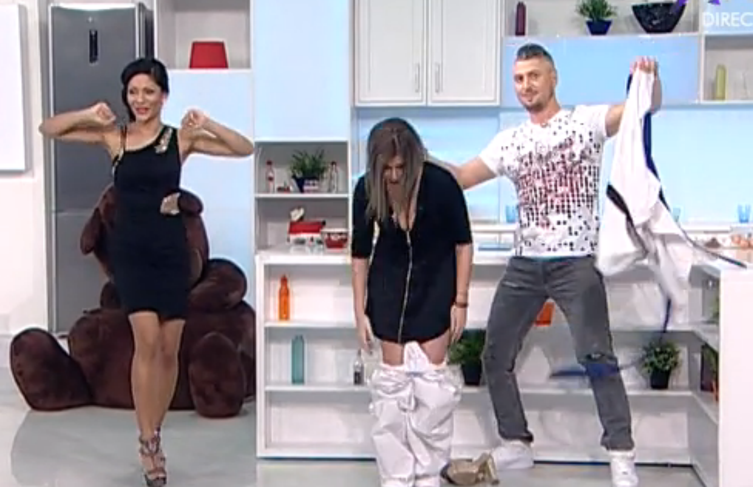 Bruneta a fost dezbracata in direct