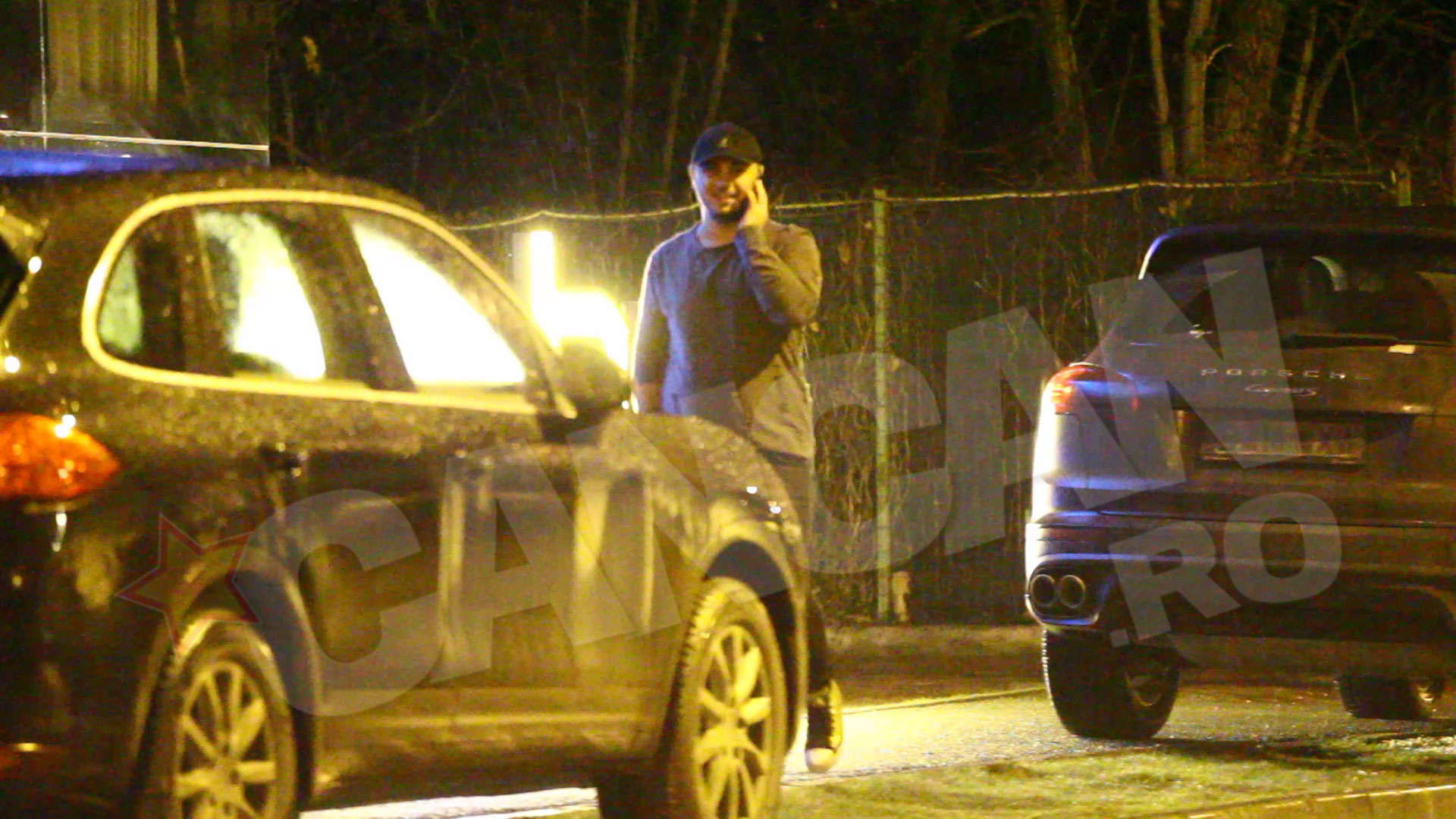 A iesit afara sa vorbeasca la mobil