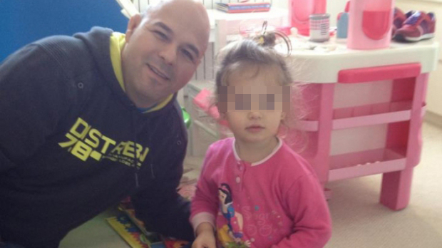 Tatal Antoniei alaturi de Maya, nepoata lui