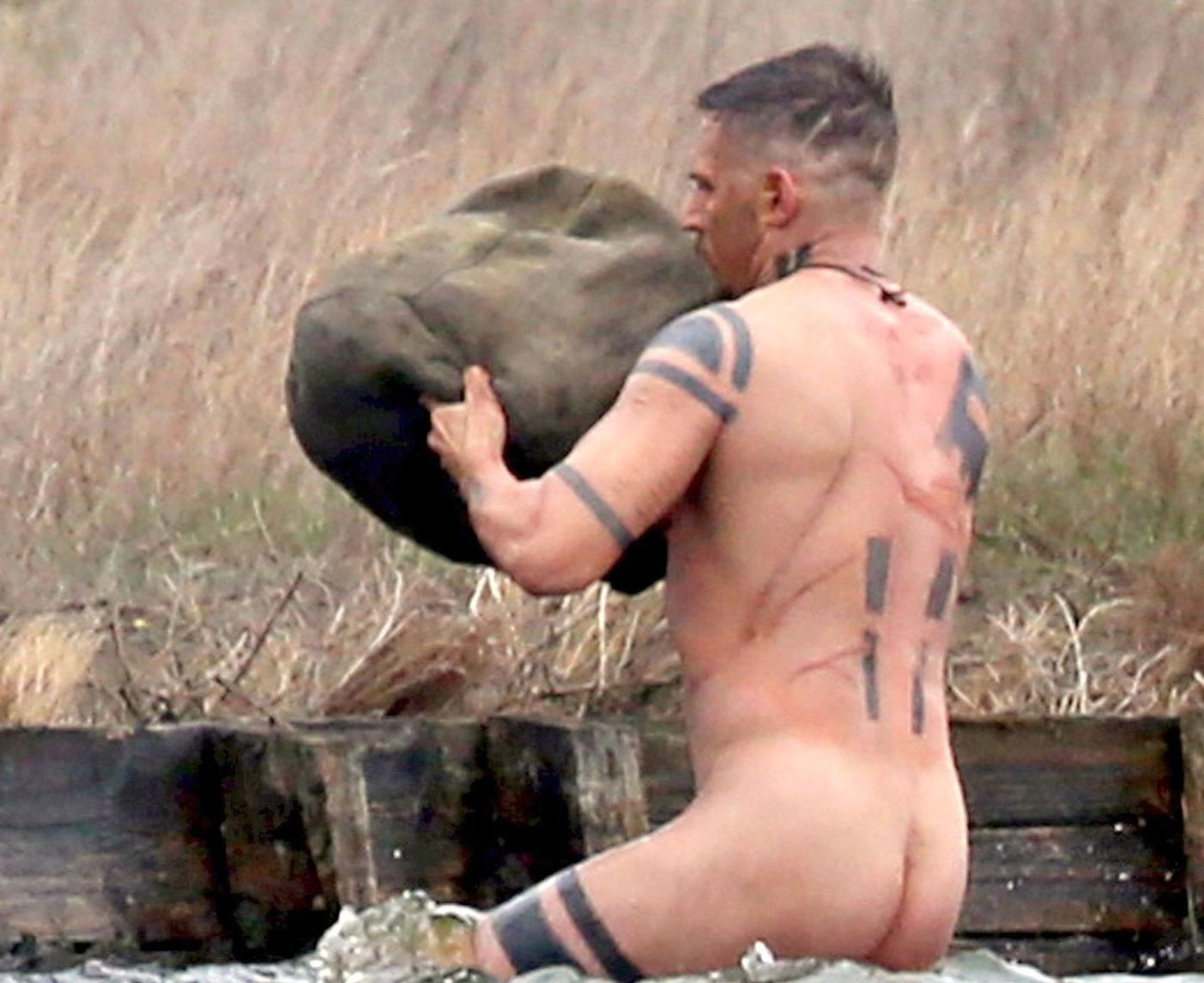 Tom Hardy isi arata tatuajele si trupul perfect sculptat intr-un film care va aparea anul acesta la BBC