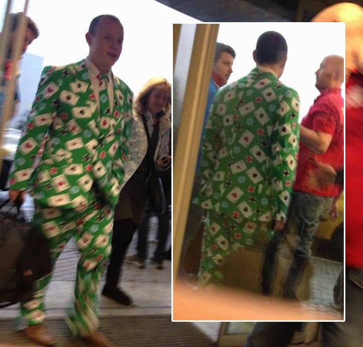 Barbatul are in mana o geanta