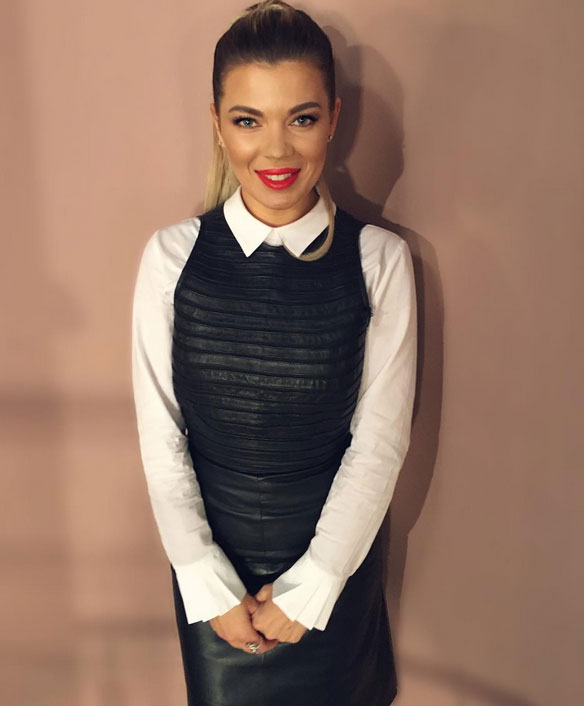 Gina Pistol, in rol de scolarita sexy