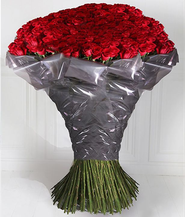 Daca nu ai ce face cu 9.000 de lire, poti investi intr-un astfel de buchet de trandafiri pentru Valentine’s Day.