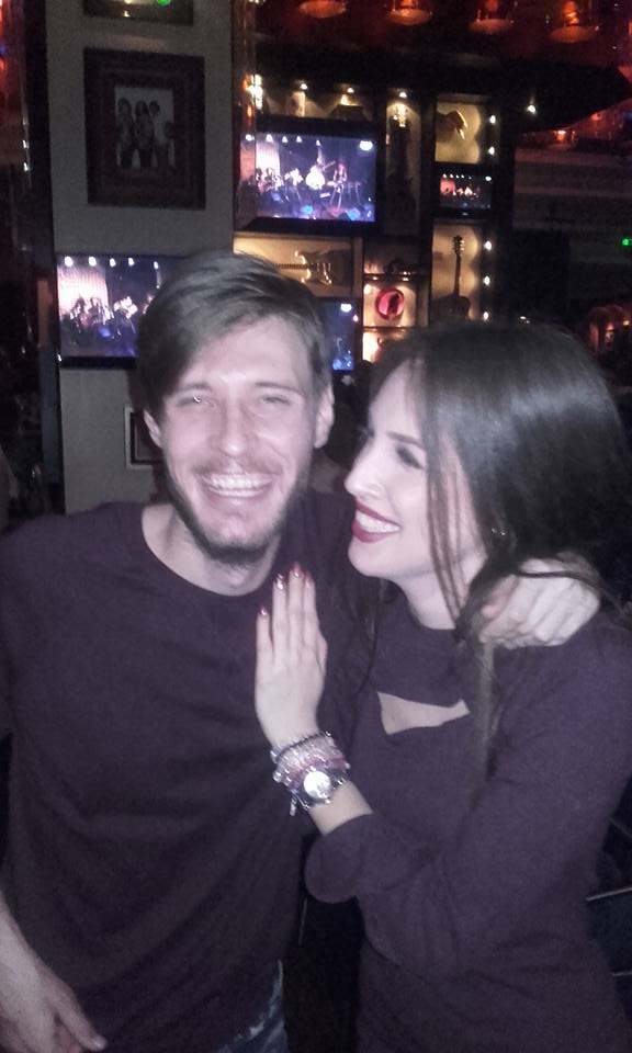 Tanarul care viseaza sa devina arhitect si cantaret este fericit alaturi de iubita lui