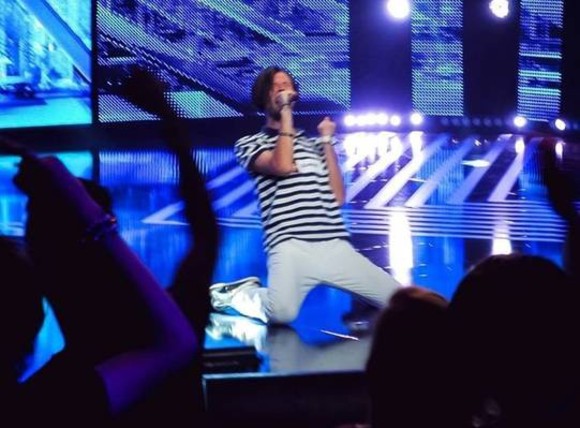 Iubeste muzica si ii place sa fie in centrul atentiei