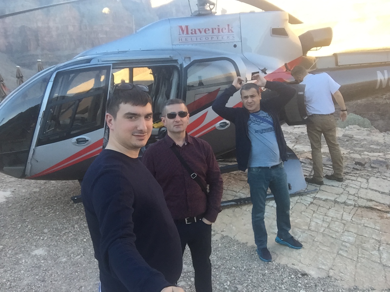 Tudor nu renunta la stilul de viata luxos nici in SUA, plimbandu-se cu elicopterul alaturi de prieteni