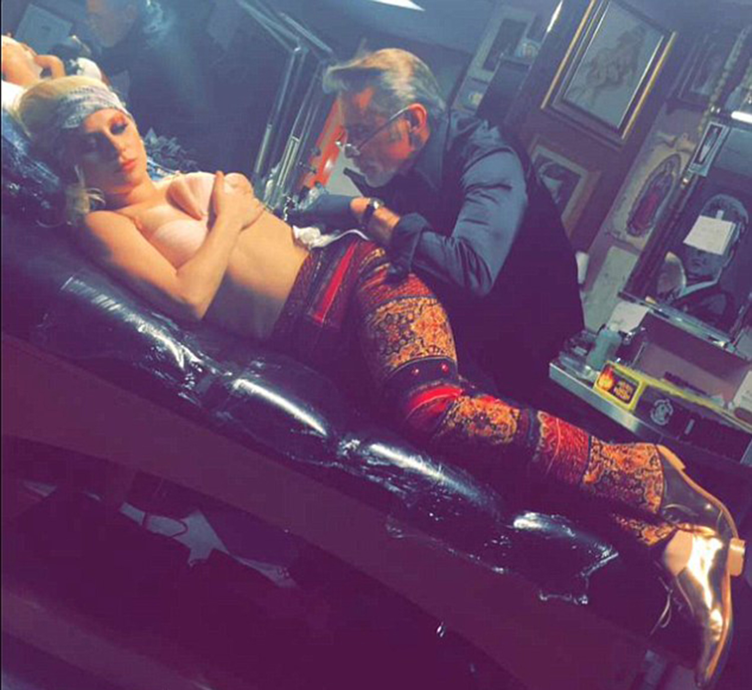 Vedeta a postat fotografii pe Snapchat chiar de pe masa din salonul de tatuaje.