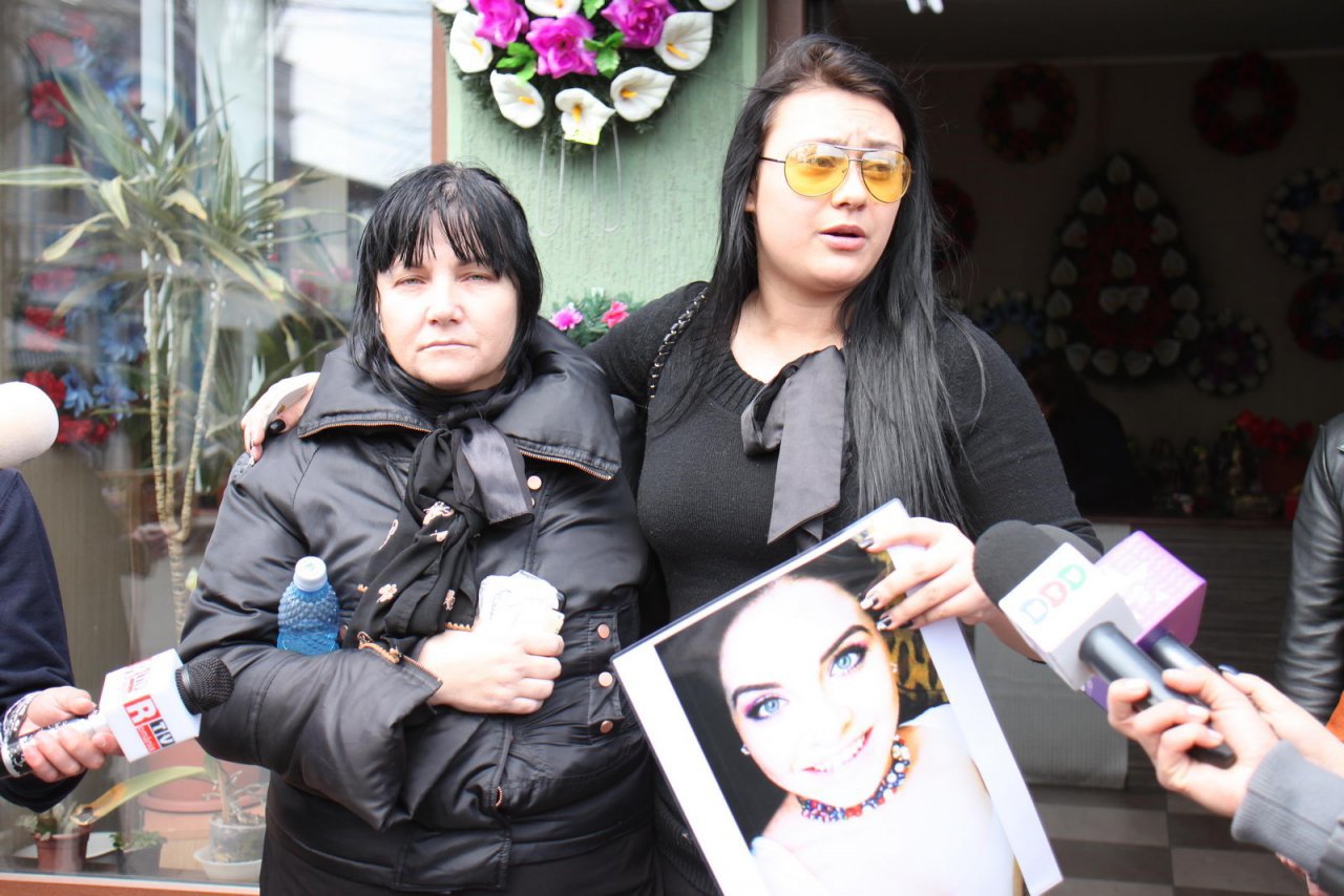 Mamele fetelor moarte in incendiu nu-si gasesc linistea