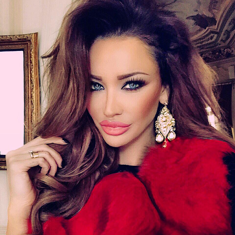 Roscata isi injecteaza regulat acid hialuronic in buze