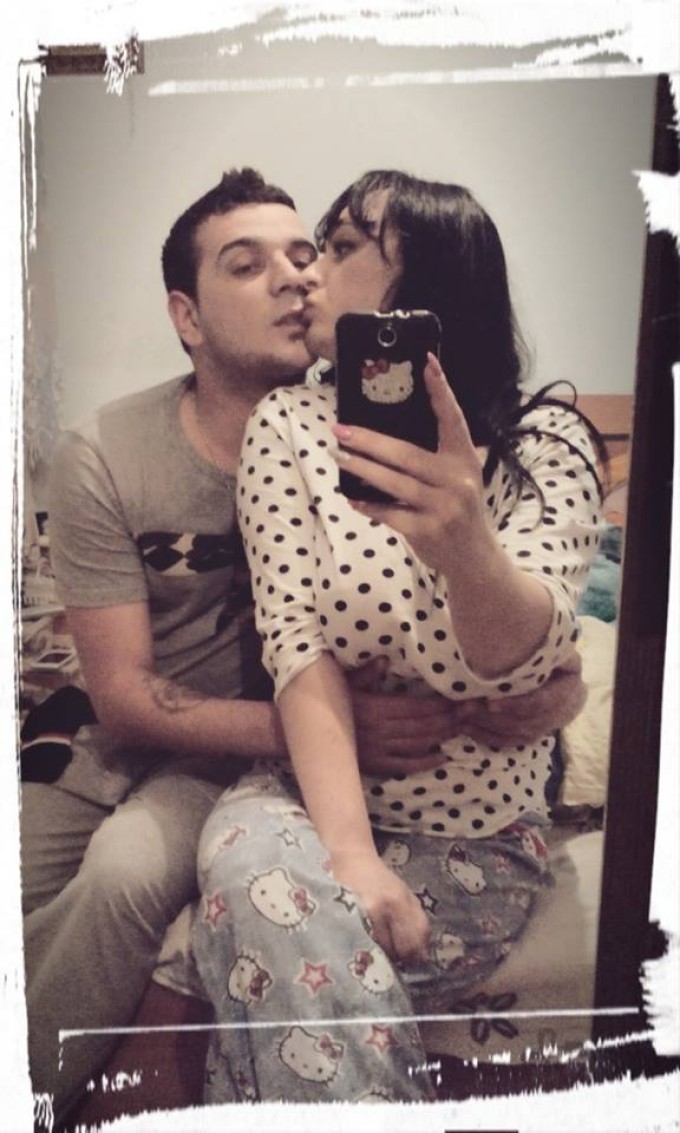 Cei doi se pozeaza in ipostaze tandre