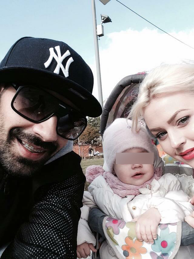 Artistul suporta cu bine aparatul dentar