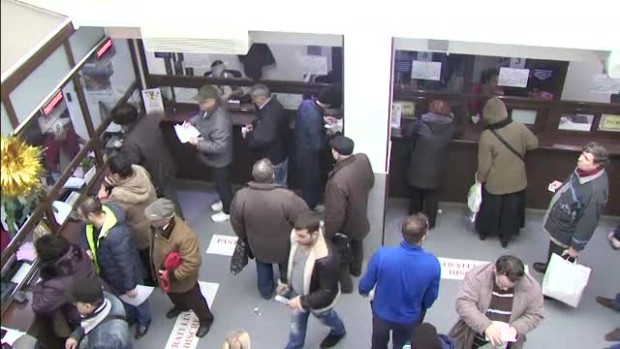 Romanii se inghesuie in fiecare an sa-si plateasca impozitele