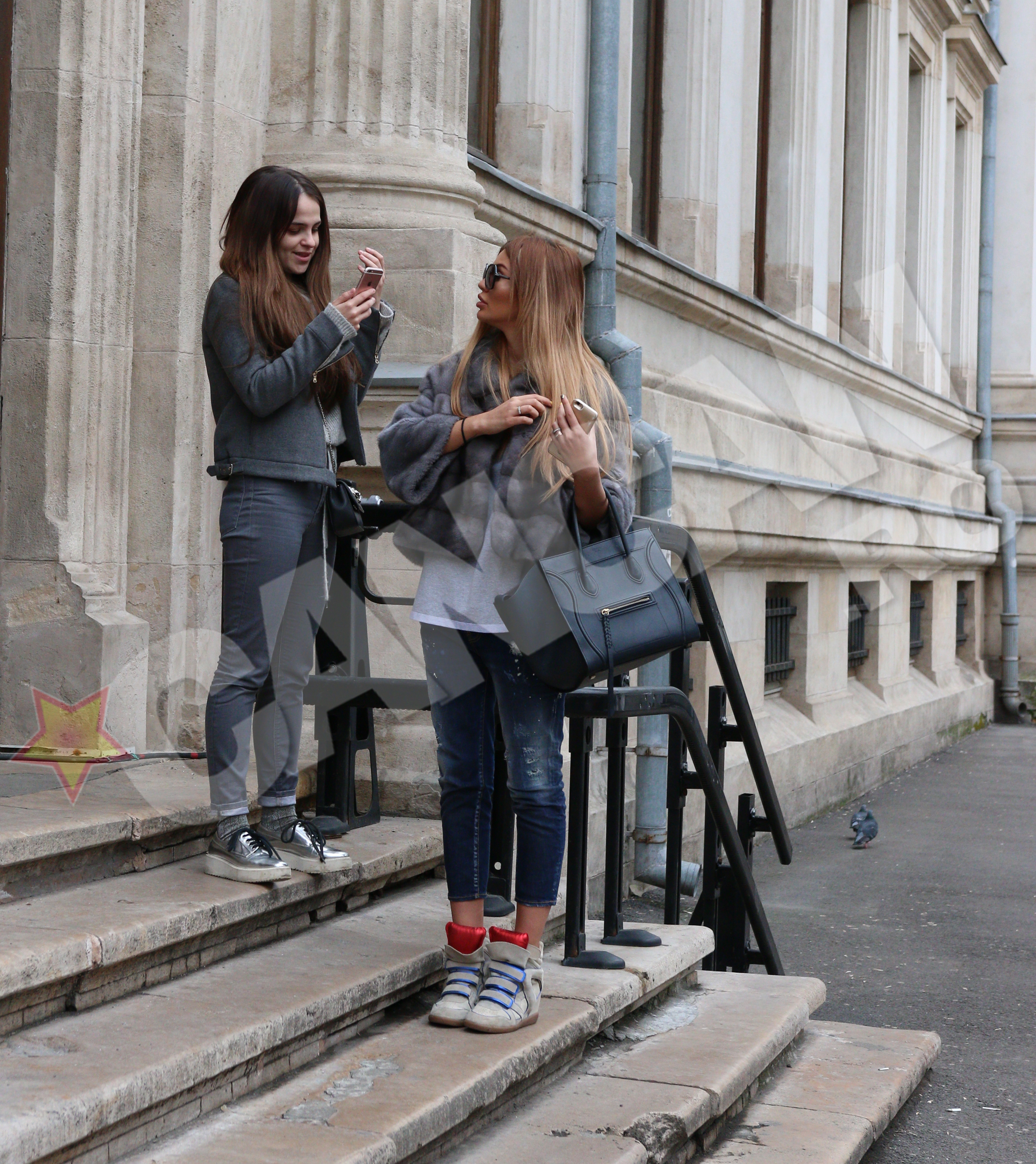 Diana Gureşoaie (stânga) si Anda Vasiliu pe treptele Judecătoriei Sectorului 5