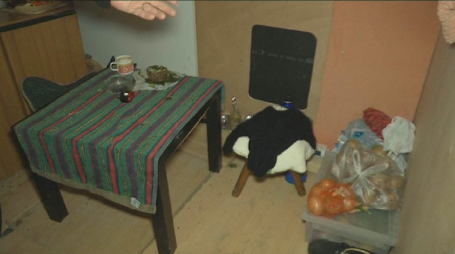 Bucătăria înseamnă o masă mică, un scăunel şi câteva tacâmuri