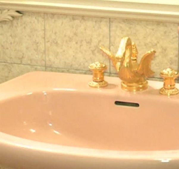 La ordinul fostului preşedinte comunist, robinetele de la baie au fost poleite cu aur